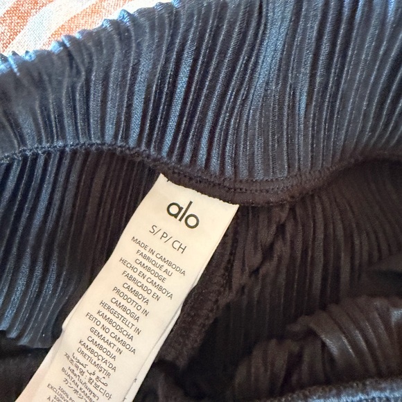 ALO Yoga High Waist Micro Plisse Straight Leg Pant - Picture 4 of 6